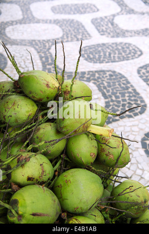 Rio De Janeiro Brasilien Handvoll frische grüne brasilianischen Coco Verde Kokosnüsse hängen am Ipanema Beach boardwalk Stockfoto