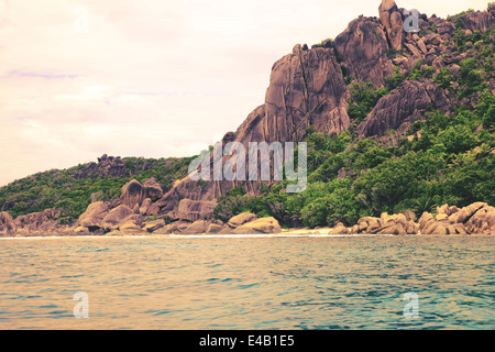 Traumstrand mit türkisfarbenen Wasser auf den Seychellen Stockfoto