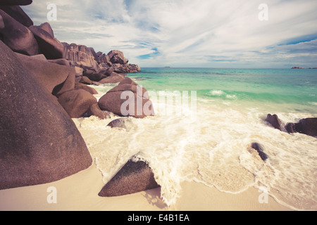 Traumstrand mit türkisfarbenen Wasser auf den Seychellen Stockfoto