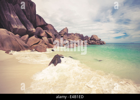 Traumstrand mit türkisfarbenen Wasser auf den Seychellen Stockfoto