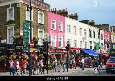 Alternative Kleidung Geschäfte auf Camden High Street, Camden Town, London Borough of Camden, London, England, Vereinigtes Königreich Stockfoto