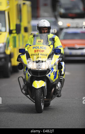 London, UK. 7. Juli 2014. Ein Metropolitan Police Vorreiter auf der Tour de France vor dem Rennen Wohnwagen. Bildnachweis: Michael Preston/Alamy Live-Nachrichten Stockfoto