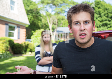 Ein junger Mann in einem Streit mit seiner Frau sucht die Kamera Publikum Unterstützung Stockfoto