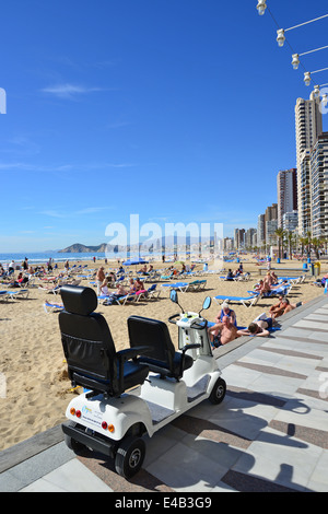 Doppelte Mobilität Scooter an Strandpromenade Esplanade, Playa de Levante, Benidorm, Costa Blanca, Provinz Alicante, Königreich Spanien Stockfoto