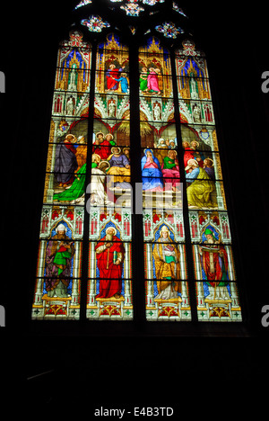 Glasfenster im Kölner Dom in Köln Stockfoto