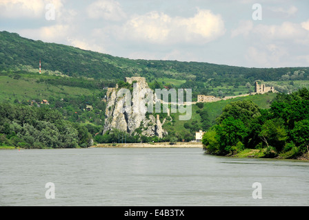 Römische Festung Ruinen aus der Vantage Travel Fluss Pracht Riverboat auf der Donau Fluß, Österreich Stockfoto