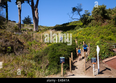 Jogger Joggen bis Ost-Batterie-Spur im Vorfeld der Golden Gate Bridge, San Francisco, Kalifornien, USA. Stockfoto