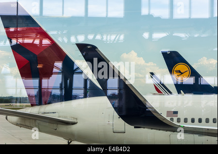 Passagierflugzeuge, gesehen durch die spiegelnde Glasscheibe des internationalen Terminals am Flughafen von Atlanta. USA. Stockfoto