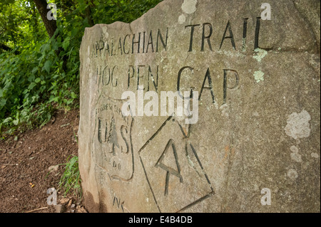 Stein-Marker den Appalachian Trail den Richard B. Russell Scenic Highway bei Hog Pen Gap in North Georgia, USA trifft. Stockfoto