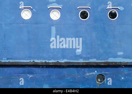 Blauer Rumpf eines alten Schiffes Textur mit runden Bullaugen Stockfoto