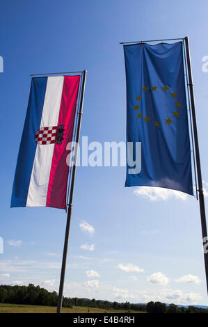 Nikola Teslas Geburtshaus Museum und Gedenkstätte in Smiljan, Kroatien, 21. Juni 2014, Flagge, Flaggen (links nach rechts) Kroatien, Europäische Union, EU. (CTK Foto/Libor Sojka) Stockfoto