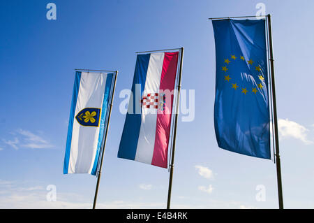 Nikola Teslas Geburtshaus Museum und Gedenkstätte in Smiljan, Kroatien, Flaggen 21. Juni 2014, Flagge, (links nach rechts) Lika-Senj County (Licko-Senjska Zupanija), Kroatien, Europäische Union, EU. (CTK Foto/Libor Sojka) Stockfoto