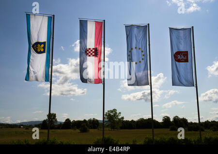 Nikola Teslas Geburtshaus Museum und Gedenkstätte in Smiljan, Kroatien, Flaggen 21. Juni 2014, Flagge, (links nach rechts) Lika-Senj County (Licko-Senjska Zupanija), Kroatien, Europäische Union, EU, Stadt Gospic. (CTK Foto/Libor Sojka) Stockfoto