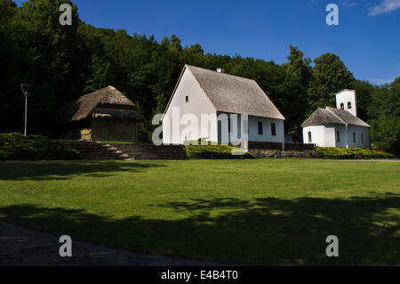 Nikola Teslas Geburtshaus Museum und Gedenkstätte, St. Peter und Paul Kirche in Smiljan, Kroatien, 21. Juni 2014 (CTK Foto/Libor Sojka) Stockfoto