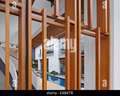 Peirce Hill Privathaus, Singapur, Singapur. Architekt: Kay Ngee Tan Architekten, 2014. Detail der Holz-Gitter. Stockfoto