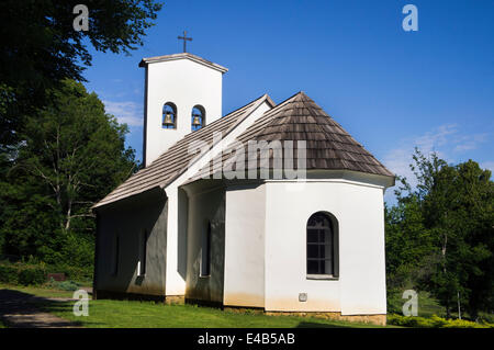 Nikola Teslas Geburtshaus Museum und Gedenkstätte, St. Peter und Paul Kirche in Smiljan, Kroatien, 21. Juni 2014 (CTK Foto/Libor Sojka) Stockfoto