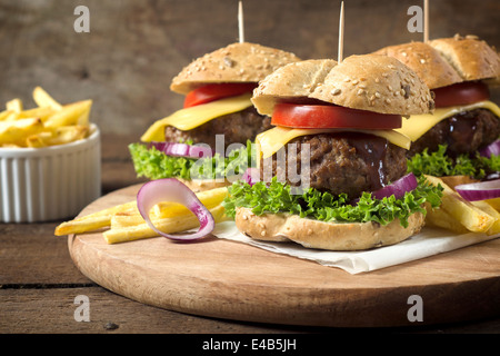 Saftiges Rindfleisch-Burger mit Käse überbacken. Selektiven Fokus auf dem vorderen burger Stockfoto