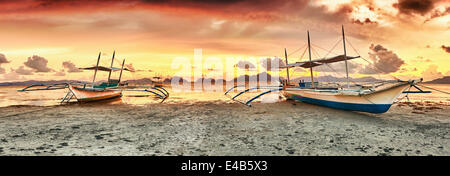 Boote bei Sonnenuntergang Stockfoto