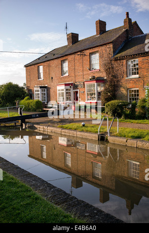 Boat House Kanal Shop und Schloss am Grand Union Canal. Braunston, Northamptonshire, England Stockfoto