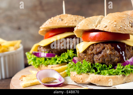 Große und saftige Rindfleisch mit Käse und Gemüse in das Verbot. Selektiven Fokus auf den vorderen Rindfleisch Stockfoto