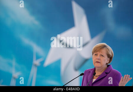 Peking, China. 8. Juli 2014. Deutsche Bundeskanzlerin Angela Merkel (CDU) stellt das Deutsch-chinesisches Kooperationsprojekt zur Schaffung einer Infrastruktur zum Laden von Elektrofahrzeugen an der Tsinghua Universität in Peking, China, 8. Juli 2014. Foto: Kay Nietfeld/Dpa/Alamy Live News Stockfoto