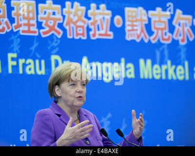 Peking, China. 8. Juli 2014. Deutsche Bundeskanzlerin Angela Merkel (CDU) stellt das Deutsch-chinesisches Kooperationsprojekt zur Schaffung einer Infrastruktur zum Laden von Elektrofahrzeugen an der Tsinghua Universität in Peking, China, 8. Juli 2014. Foto: Kay Nietfeld/Dpa/Alamy Live News Stockfoto