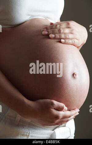 Leichte Flachschuss schwangere Frau mit Bauch Stockfoto