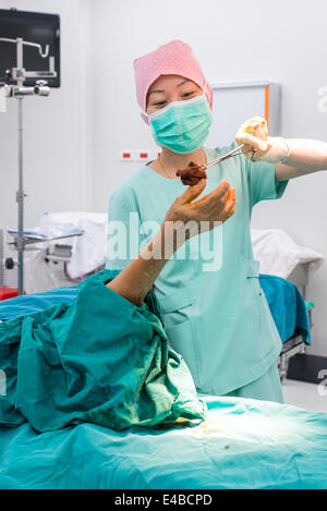 Scrub Krankenschwester verwenden Reinigung Lösung Farbe, die alle Unterarm und Arm für den Betrieb vorbereiten Stockfoto