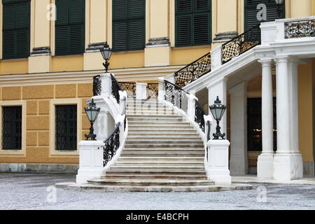 Treppe von Schloss Schönbrunn in Wien, Österreich Stockfoto