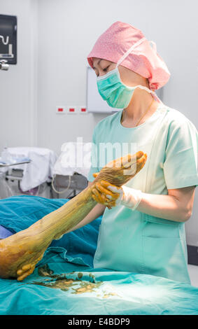 Scrub Krankenschwester verwenden Reinigung Lösung Farbe, die alle Unterarm und Arm für den Betrieb vorbereiten Stockfoto