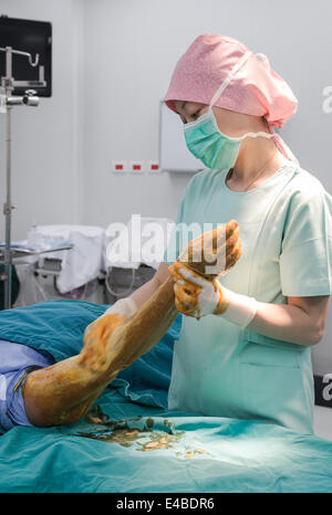 Scrub Krankenschwester verwenden Reinigung Lösung Farbe, die alle Unterarm und Arm für den Betrieb vorbereiten Stockfoto