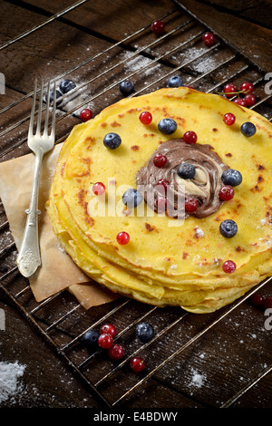 Pfannkuchen mit Beerenfrucht und geschmolzene Schokolade obendrauf Stockfoto