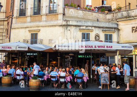 Leute sitzen im Restaurant im Freien in Campo di Fiori in Rom Stockfoto