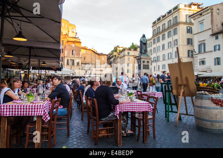 Leute sitzen im Restaurant im Freien in Campo di Fiori in Rom Stockfoto