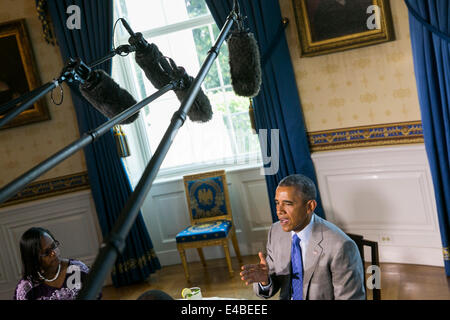 Washington DC, USA. 7. Juli 2014. Diskutieren Sie, um sicherzustellen, dass jeder Student durch effektive Lehrer gelehrt wird. 7. Juli 2014. US-Präsident Barack Obama veranstaltet eine Mittagessen für die Gruppe von Lehrern im Blue Room des weißen Hauses in Washington, DC am 7. Juli 2014. Der Präsident hält das Mittagessen zu diskutieren, um sicherzustellen, dass jeder Student durch effektive Lehrer gelehrt wird. Bildnachweis: Dpa picture Alliance/Alamy Live News Stockfoto