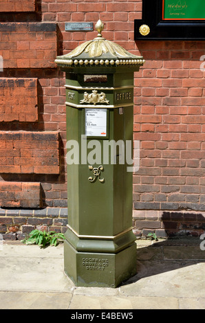 Rochester, Kent, England, UK. Viktorianische Penfold Säule Box, in der High Street, außerhalb der Guildhall Museum Stockfoto