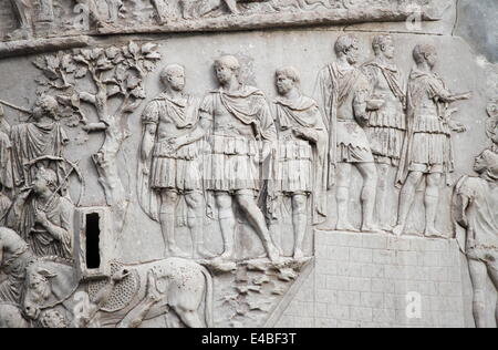 Basrelieves in der Trajanssäule in Rom, Italien Stockfoto