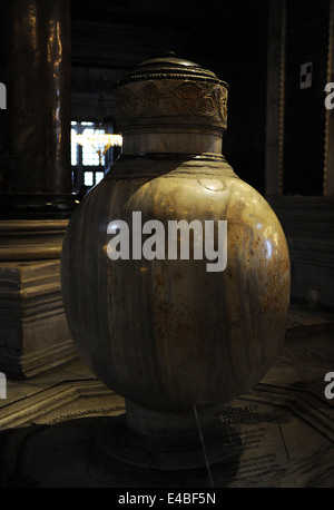 Turkei. Istanbul. Hagia Sophia. Alabaster Urne für die Waschungen. Mittelschiff. Stockfoto
