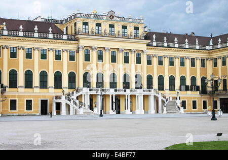 Fassade von Schloss Schönbrunn in Wien, Österreich Stockfoto