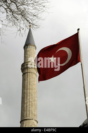 Turkei. Istanbul. Türkische Flagge und Minarett der Hagia Sophia. Stockfoto