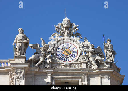 Uhr auf der Fassade der Basilika Sankt Peter. Rom, Italien Stockfoto