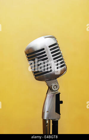 Vocal Studio-Mikrofon über gelb Stockfoto