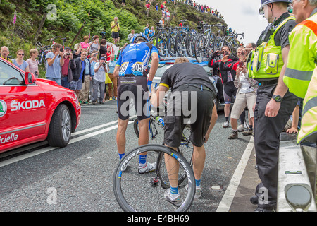 Bartosz Huzarski unterstützt von Team nach einem Sturz am Le Cote de Blubberhouses, Le Grand Abfahrt Stufe 2 bei Kexgill 6. Juli 2014 Stockfoto