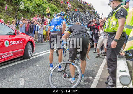 Bartosz Huzarski unterstützt von Team nach einem Sturz am Le Cote de Blubberhouses, Le Grand Abfahrt Stufe 2 bei Kexgill 6. Juli 2014 Stockfoto