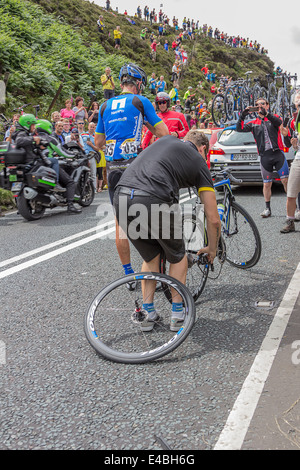 Bartosz Huzarski unterstützt von Team nach einem Sturz am Le Cote de Blubberhouses, Le Grand Abfahrt Stufe 2 bei Kexgill 6. Juli 2014 Stockfoto