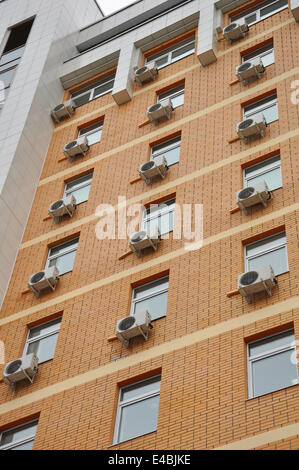 Viele Klimaanlagen an der Fassade eines Bürogebäudes Stockfoto