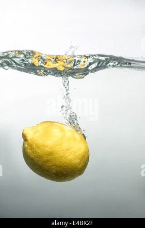 Frische schwimmen Obst und Gemüse Stockfoto