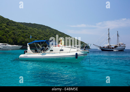 Boote vor Anker in einer geschützten Bucht in Inseln vor Sivota in Griechenland. Stockfoto