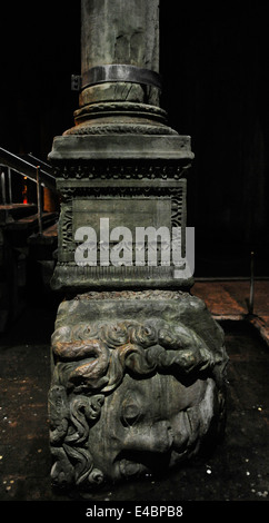 Turkei. Istanbul. Basilika-Zisterne. 6. Jahrhundert. Während der Herrschaft Justinians I. Medusa Spalte Basis errichtet. Detail. Stockfoto