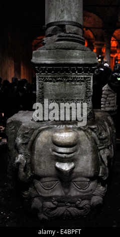 Turkei. Istanbul. Basilika-Zisterne. 6. Jahrhundert. Während der Herrschaft Justinians I. Medusa Spalte Basis errichtet. Detail. Stockfoto